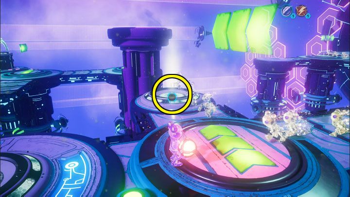 Wyjmijcie sferę podniesienia ze slotu i od razu użyjcie jej na zaznaczonym na obrazku sąsiednim slocie - Ratchet & Clank Rift Apart: Kit, Powrót na Sargasso - rozwiązania zagadek, lista - Ratchet & Clank Rift Apart - poradnik do gry
