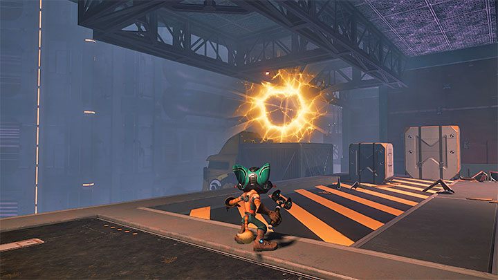 Odbijcie się od lewitującej platformy i bądźcie gotowy do tego żeby w kolejnej lokacji rozprawić się z grupą przeciwników - Ratchet & Clank Rift Apart: Odwiedziny w Klubie Nefarious - solucja - Ratchet & Clank Rift Apart - poradnik do gry