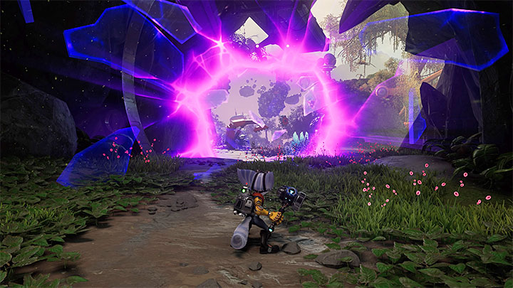 Wyruszcie dalej i spodziewajcie się napotkania wrogich przerośniętych żab, na których łatwo można przetestować działanie zraszacza - Ratchet & Clank Rift Apart: Bagna i dotarcie do fabryki Mortów - solucja - Ratchet & Clank Rift Apart - poradnik do gry