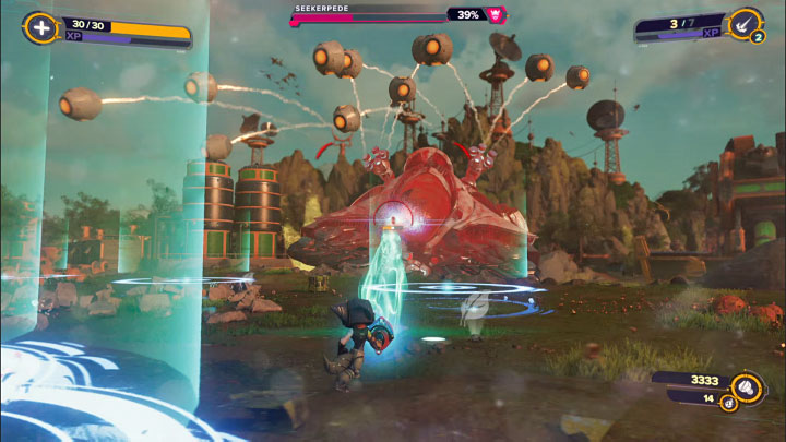 Nowym atakiem bossa w drugiej fazie walki jest rozrzucanie po okolicy min-pułapek - Ratchet & Clank Rift Apart: Pokonanie Troponogi i opuszczenie planety - solucja - Ratchet & Clank Rift Apart - poradnik do gry