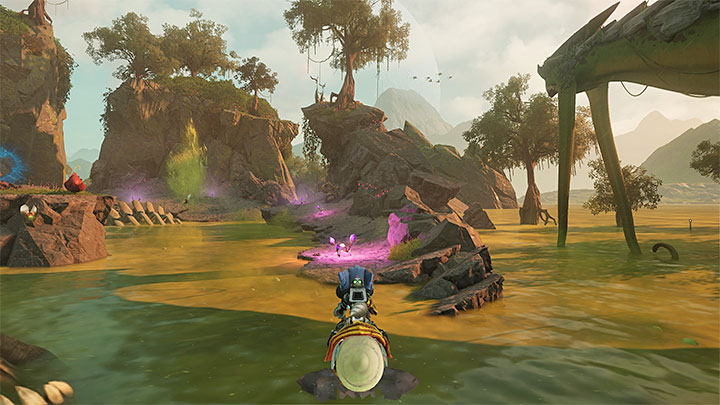 W trakcie spotkania Mort zasugeruje żeby za Zurpnikami rozejrzeć się na zachód od fabryki - Ratchet & Clank Rift Apart: Powrót na Sargasso, Trudi - solucja, opis przejścia - Ratchet & Clank Rift Apart - poradnik do gry