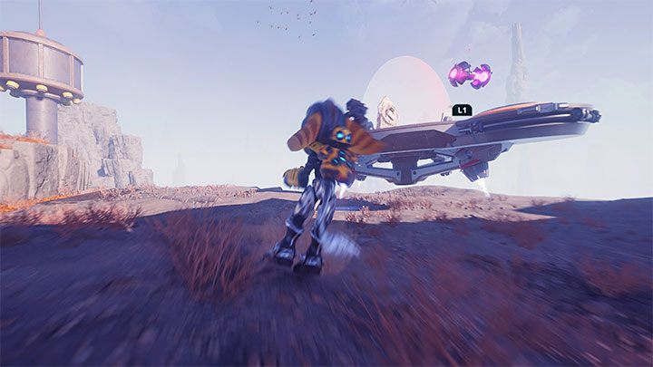 Po tym jak odbijecie się z rampy powinniście łatwo skrócić dystans do uciekającego UFO - Ratchet & Clank Rift Apart: Zdobycie wiedzy lombaków - solucja, kapliczki - Ratchet & Clank Rift Apart - poradnik do gry