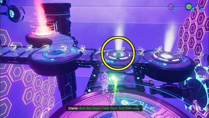 Powróćcie ze sferą szybkością do głównej ścieżki, którą biegną projekcje i rzućcie sferą w zaznaczony na obrazku slot - Ratchet & Clank Rift Apart: Clank, Blizar Prime - rozwiązania zagadek, lista - Ratchet & Clank Rift Apart - poradnik do gry
