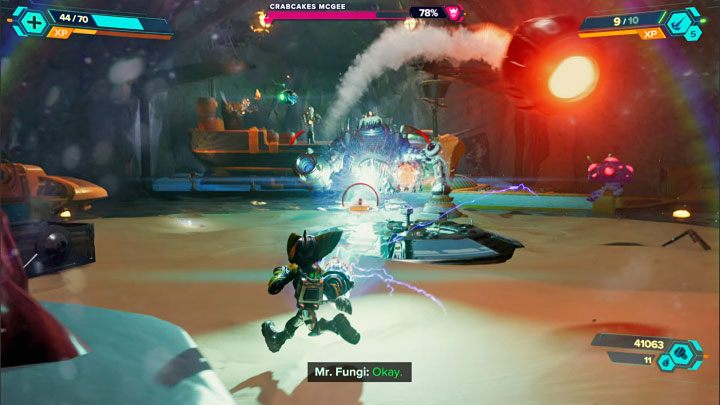 Crabcakes McGee wyposażony jest w granatnik, z pomocą którego jest w stanie prowadzić ostrzał - Ratchet & Clank Rift Apart: Crabcakes McGee, Ardolis - jak pokonać? - Ratchet & Clank Rift Apart - poradnik do gry