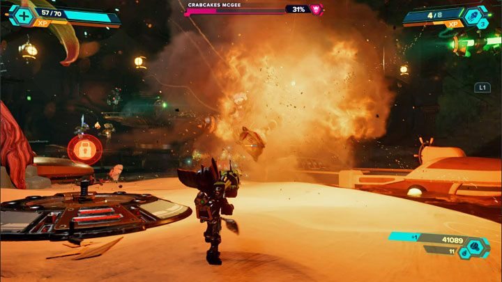 Bitwę tę najłatwiej jest prowadzić biegając po centralnej wyspie, choć możecie też co jakiś czas powracać na otaczające ją statki - Ratchet & Clank Rift Apart: Crabcakes McGee, Ardolis - jak pokonać? - Ratchet & Clank Rift Apart - poradnik do gry
