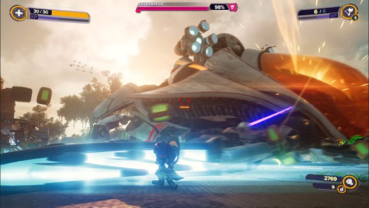 Troponoga często wykonuje silne zamachnięcia górnymi kończynami - Ratchet & Clank Rift Apart: Troponoga, Sargasso - jak pokonać bossa? - Ratchet & Clank Rift Apart - poradnik do gry