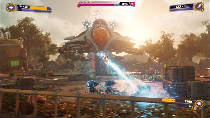 Boss dysponuje też niebezpiecznym atakiem dystansowym - strzela niebieską wiązką lasera - Ratchet & Clank Rift Apart: Troponoga, Sargasso - jak pokonać bossa? - Ratchet & Clank Rift Apart - poradnik do gry