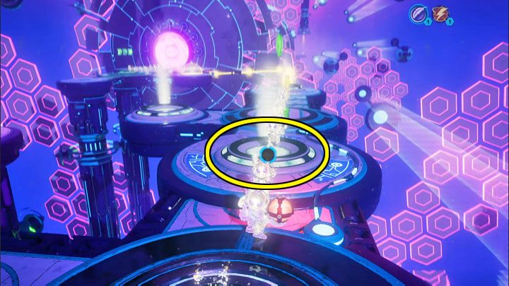 Powróćcie w okolice płyty naciskowej i rzućcie sferą podniesienia w zaznaczony na obrazku slot - Ratchet & Clank Rift Apart: Ochrona Mortów i uwolnienie Troponogi - solucja - Ratchet & Clank Rift Apart - poradnik do gry