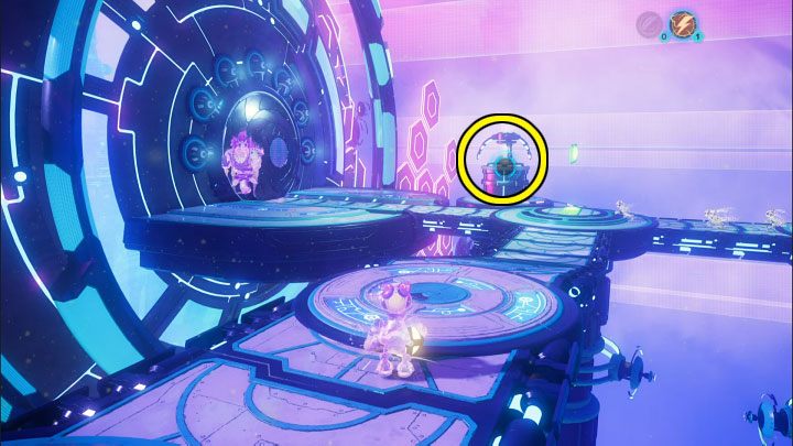 Wybierzcie z inwentarza elektryczną sferę i rzućcie nią w stronę zaznaczonego na obrazku generatora, który znajduje się tuż obok meta-terminalu - Ratchet & Clank Rift Apart: Ochrona Mortów i uwolnienie Troponogi - solucja - Ratchet & Clank Rift Apart - poradnik do gry