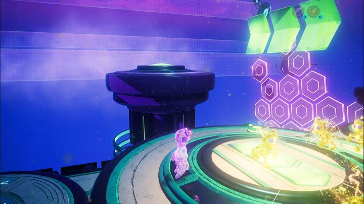 Wciśnięcie przez biegnące projekcje oddalonej płyty naciskowej docelowo doprowadzi do obniżenia się pokazanej na obrazku bocznej platformy - Ratchet & Clank Rift Apart: Ochrona Mortów i uwolnienie Troponogi - solucja - Ratchet & Clank Rift Apart - poradnik do gry