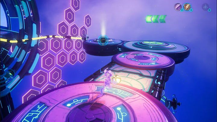 Wykonajcie podwójny skok w stronę głównej ścieżki, skręćcie w prawo i rzućcie elektryczną sferą w slot z powyższego obrazka - Ratchet & Clank Rift Apart: Ochrona Mortów i uwolnienie Troponogi - solucja - Ratchet & Clank Rift Apart - poradnik do gry