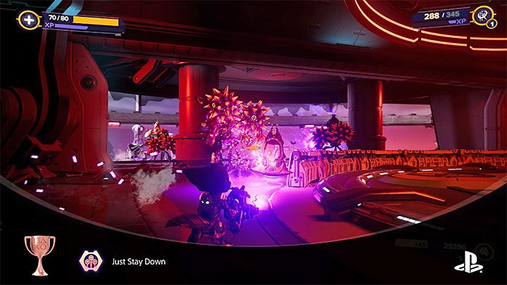 Katapultowana głowa żołnierza przystąpi do atakowania sterowanej postaci - Ratchet & Clank Rift Apart: Trofea - lista - Ratchet & Clank Rift Apart - poradnik do gry