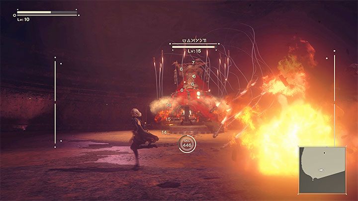 Innym atakiem bossa jest wystrzeliwanie grup samonaprowadzalnych pocisków - NieR Automata: 4 Rozdział, Route A - solucja, opis przejścia - NieR Automata - poradnik do gry