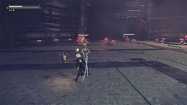 Zanim dojdzie do konfrontacji z pierwszym bossem gry poznacie podstawy walki w trakcie walk ze standardowymi przeciwnikami - małymi maszynami - NieR Automata: 1 Rozdział, Route A - solucja, opis przejścia - NieR Automata - poradnik do gry