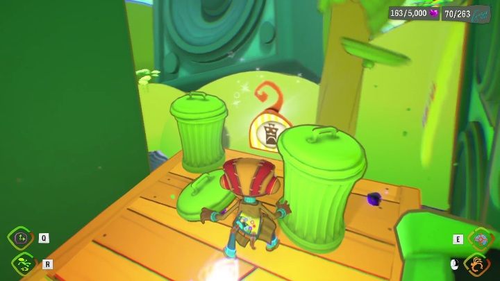 Tę zawieszkę znajdziecie schowaną za plakatem - Psychonauts 2: Emotional Baggage, PSI Kings Sensorium - gdzie znaleźć? - Psychonauts 2 - poradnik do gry