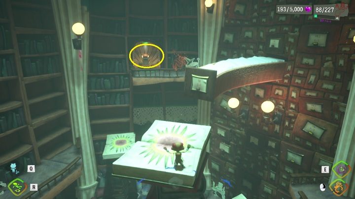 Kolejną książkę znajdziecie na górnej półce w bibliotece - Psychonauts 2: Cassies Collection - solucja, opis przejścia - Psychonauts 2 - poradnik do gry