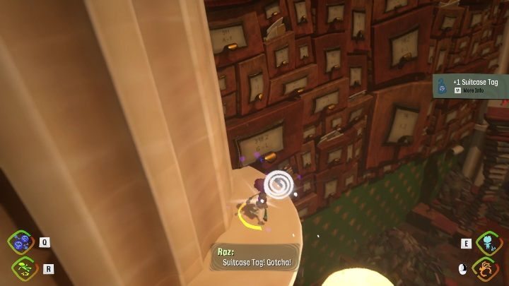 Do tej zawieszki dostaniecie się podróżując po myślach, aż do niewielkiej platformy przy ścianie - Psychonauts 2: Emotional Baggage, Cassies Collection - gdzie znaleźć? - Psychonauts 2 - poradnik do gry