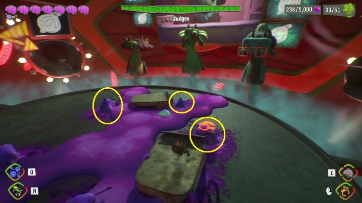 Środkowy boss wyrzucać będzie z siebie co jakiś czas kilka składników, które są oblane mazią - Psychonauts 2: Judges boss - jak pokonać? - Psychonauts 2 - poradnik do gry