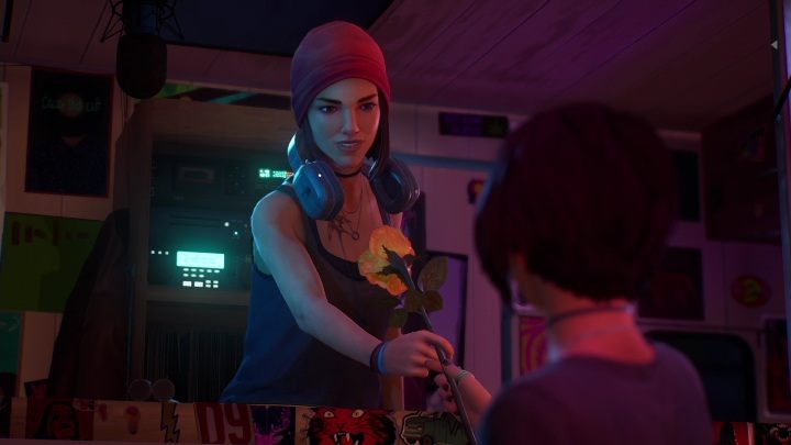 Steph czeka na Was w przenośnej małej stacji radiowej, w której świetnie się bawi słuchając muzyki - Life is Strange True Colors: Festiwal - solucja, opis przejścia - Life is Strange True Colors - poradnik do gry