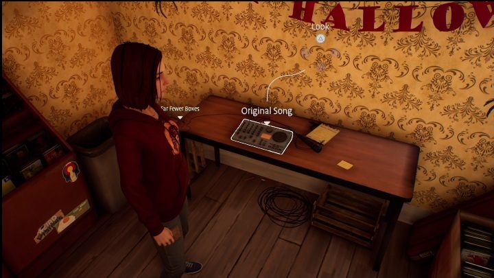 Nagranie z piosenką Steph znajdziecie w pokoju zaraz przy kasie, musicie zajrzeć na biurko przy prawej ścianie - Life is Strange True Colors Wavelengths: Jesień - solucja, opis przejścia - Life is Strange True Colors - poradnik do gry