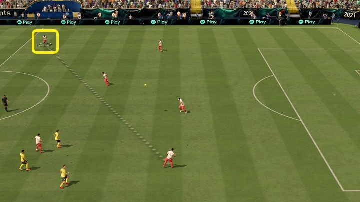 Podanie futbolówki górą to kolejne klasyczne zagranie, które wykonywane jest w celu przeniesienia ciężaru gry na drugą stronę boiska - FIFA 22: Podania - FIFA 22 - poradnik do gry