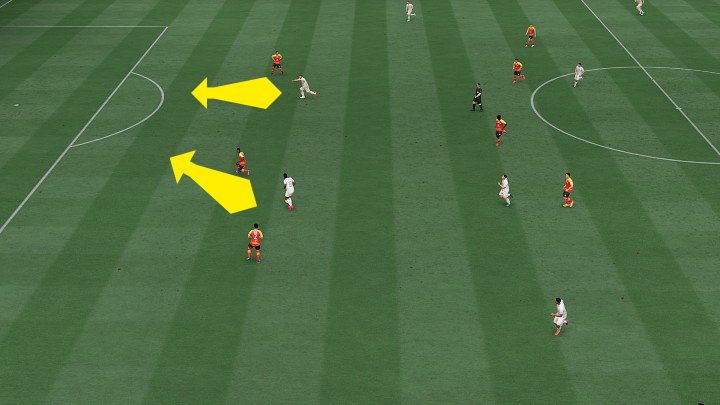 Wykonując tego typu zagranie musicie uważać, aby nie kopnąć futbolówki zbyt mocno, ponieważ zawodnik do którego adresowane będzie zagranie, może po prostu do niego nie dobiec - FIFA 22: Podania - FIFA 22 - poradnik do gry