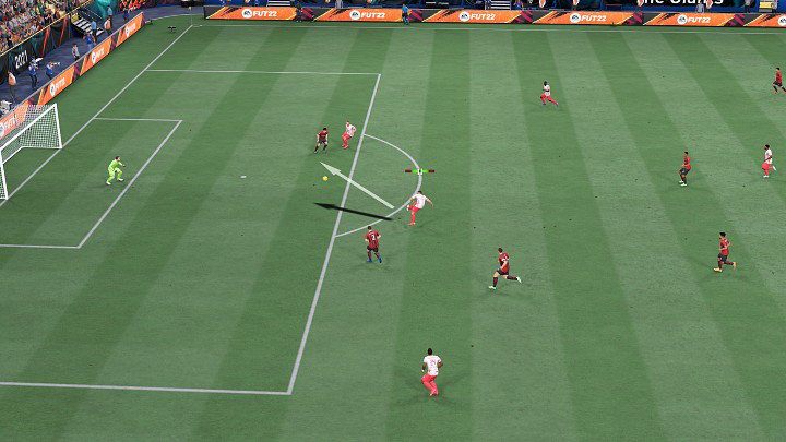Strzał finezyjny wykonywany jest z mniejszą siłą, ale większą precyzją, a futbolówka zazwyczaj wkręcana jest do bramki np - FIFA 22: Strzały na bramkę - FIFA 22 - poradnik do gry
