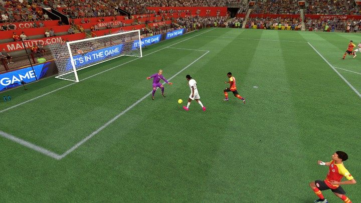 Techniczne uderzenie, które przydaje się w momencie, gdy bramkarz wyszedł nieco z bramki i stara się zanurkować pod nogi atakującego zawodnika - FIFA 22: Strzały na bramkę - FIFA 22 - poradnik do gry