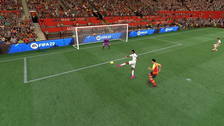 Gdy piłka szybuje w kierunku piłkarza, ale jej trajektoria lotu nie pozwala na oddanie strzału głową, zawodnik postara się kopnąć futbolówkę, zanim dosięgnie ona murawy - FIFA 22: Strzały na bramkę - FIFA 22 - poradnik do gry