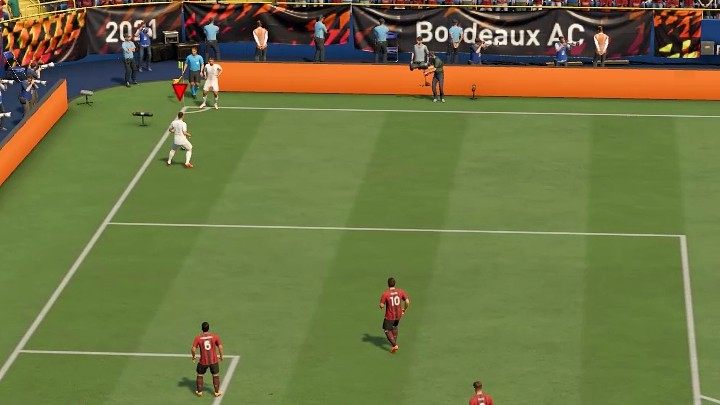 Krótkie rozegranie rzutu rożnego w FIFA 22 polega na szybkim podaniu piłki po ziemi do najbliższego zawodnika i kontynuowanie akcji poprzez wprowadzenie futbolówki w okolicę pola karnego - FIFA 22: Stałe fragmenty gry - FIFA 22 - poradnik do gry