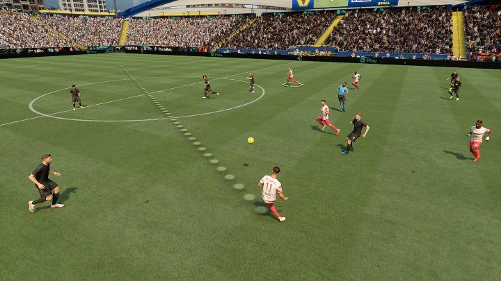 Jednym z najlepszych i najskuteczniejszych sposobów na wykończenie akcji w grze FIFA 22 jest wykonanie podania prostopadłego do wbiegającego za plecy obrońców zawodnika - FIFA 22: Zakończenie akcji - najlepsze sposoby - FIFA 22 - poradnik do gry