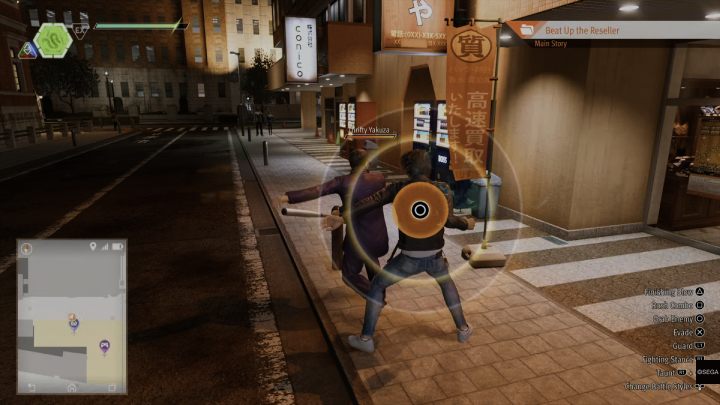 Najlepszym sposobem na szybkie pokonanie wroga jest pozbawieni go broni - Lost Judgment: Skateboard Detective vs. The Reseller - solucja, opis przejścia - Lost Judgment - poradnik do gry