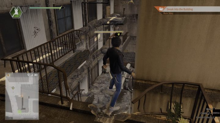 Po przedostaniu się na kolejny taras skręćcie w lewo i przejdźcie po rurze na wystający kawałek podłogi - Lost Judgment: Chapter 4 Red Knife - solucja, opis przejścia - Lost Judgment - poradnik do gry
