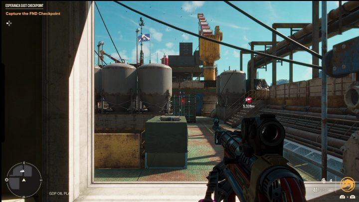 Aby dostać się do tej broni musicie pierw unieść odpowiedni kontener - Far Cry 6: Najlepsze bronie do cichych zabójstw - lista - Far Cry 6 - poradnik do gry