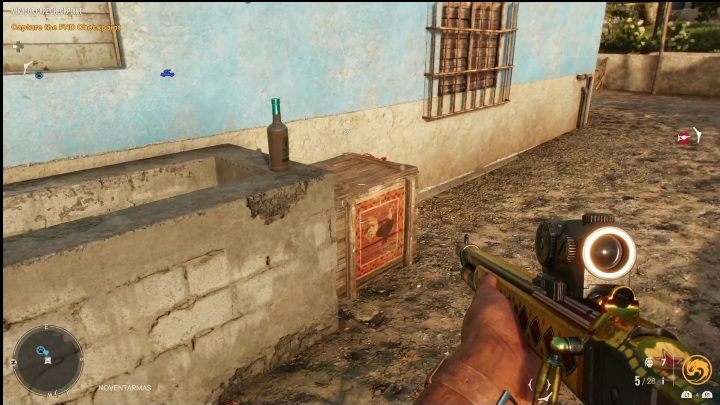 Ta skrzynia schowana jest za niewielkim błękitnym budynkiem, zaraz obok kamiennej wanny - Far Cry 6: Koguty - lista wszystkich, lokalizacja - Far Cry 6 - poradnik do gry