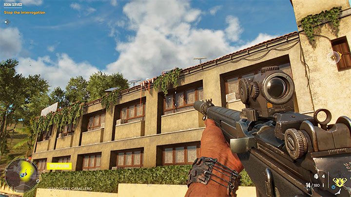 Skradanie się na terenie zajmowanego przez siły wroga hotelu może Wam pomóc w łatwiejszym wyeliminowaniu Dentysty - Far Cry 6: Obsługa hotelowa (Room Service) - solucja, opis przejścia - Far Cry 6 - poradnik do gry