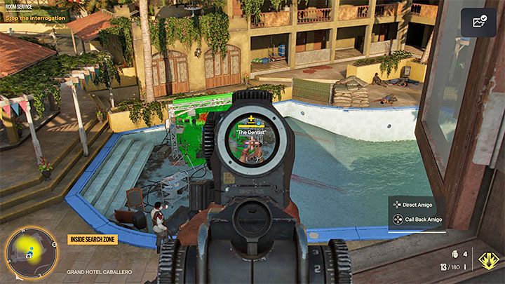 Przesłuchanie odbywa się w centralnej części kompleksu hotelowego, w częściowo opróżnionym basenie - Far Cry 6: Obsługa hotelowa (Room Service) - solucja, opis przejścia - Far Cry 6 - poradnik do gry