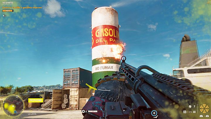 Na terenie rozległego portu możecie odnajdywać kolejne zbiorniki do zniszczenia, które będą pojawiały się większych i mniejszych odmianach - Far Cry 6: Deportacja (The Deported) - solucja, opis przejścia - Far Cry 6 - poradnik do gry