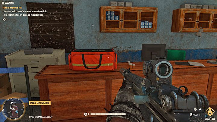 Musicie zbadać oznaczony przez grę budynek i znaleźć pokazaną na obrazku czerwoną torbę lekarską, czyli poszukiwany zestaw urazowy - Far Cry 6: Reedukacja (Re-Education) - solucja, opis przejścia - Far Cry 6 - poradnik do gry