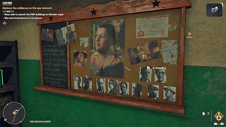 Po wejściu do każdego budynku odszukajcie tablicę z dowodami (przykładowa na obrazku) i zniszczcie ją z wykorzystaniem broni palnej lub broni białej - Far Cry 6: Niezatarte tropy (Loose Ends) - solucja, opis przejścia - Far Cry 6 - poradnik do gry