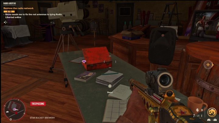Zadanie rozpocznie się od przeczytania notatki, która leży na biurku, zaraz przy wejściu do budynku - Far Cry 6: Odwaga w płynie - Wyprawy po skarby (Valle De Oro) - Far Cry 6 - poradnik do gry