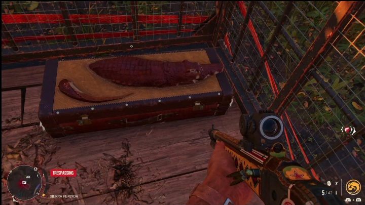 Skrzynia znajduje się w klatce, która zabezpieczona została pasami - Far Cry 6: Łuki, Unikalne bronie - lista - Far Cry 6 - poradnik do gry
