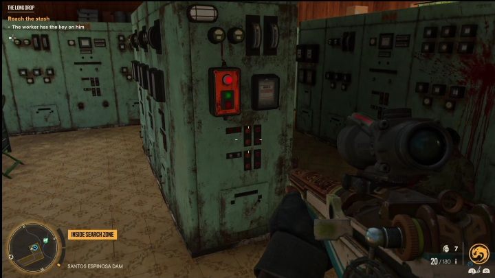 Następnie wejdźcie w interakcje z pomarańczowym przyciskiem, na metalowych skrzyniach - Far Cry 6: Duża wysokość (The Long Drop) - Wyprawy po skarby (El Este) - Far Cry 6 - poradnik do gry