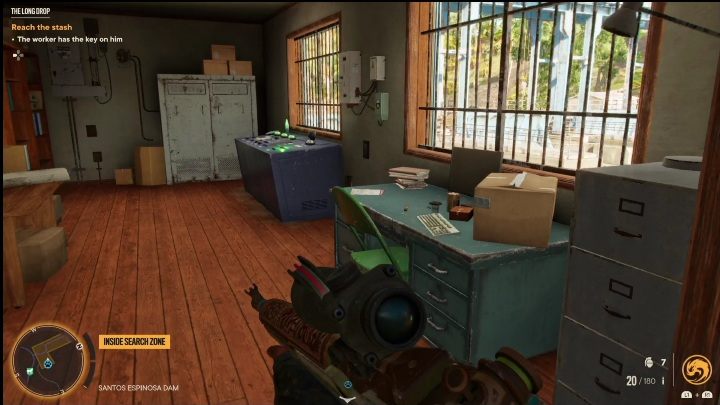 Ostatecznie musicie wejść do mniejszego pokoju i użyć przycisku na niebieskim obiekcie - Far Cry 6: Duża wysokość (The Long Drop) - Wyprawy po skarby (El Este) - Far Cry 6 - poradnik do gry