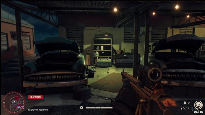 Kufer z bronią znajdziecie w warsztacie samochodowym, zaraz przy ścianie budynku - Far Cry 6: Pistolety maszynowe, Unikalne bronie - lista - Far Cry 6 - poradnik do gry