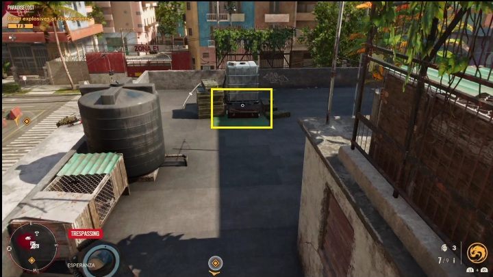 Skrzynię z bronią znajdziecie na dachu, pomiędzy klatkami, pudełkami oraz różnymi pojemnikami - Far Cry 6: Lekkie karabiny maszynowe, Unikalne bronie - lista - Far Cry 6 - poradnik do gry