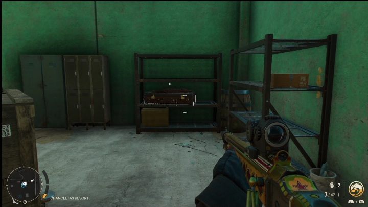 Skrzynia z bronią znajduje się w niewielkim pomieszczeniu pełnym regałów - Far Cry 6: Lekkie karabiny maszynowe, Unikalne bronie - lista - Far Cry 6 - poradnik do gry