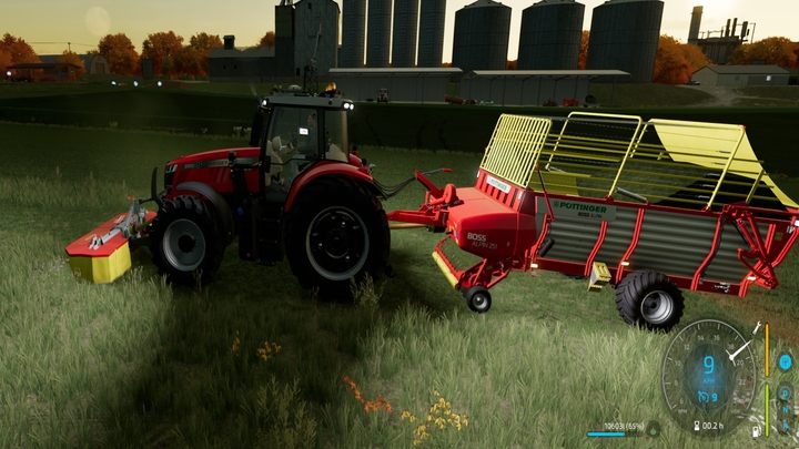 Praca z użyciem pracownika w tym modelu nie sprawdzi się: pracownik będzie nadal kosił trawę, gdy zapełni się jego przyczepa samozbierająca bez informacji o tym fakcie - Farming Simulator 22: Sianie i koszenie trawy - Farming Simulator 22 - poradnik do gry