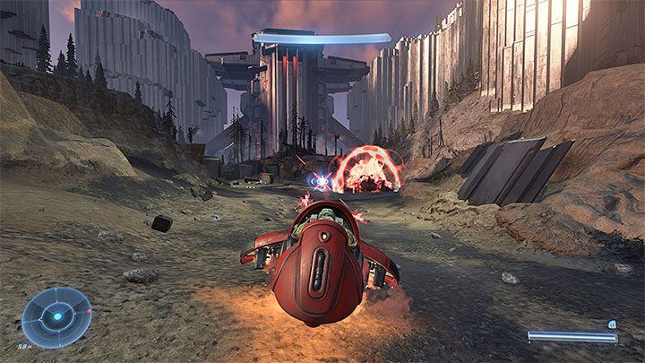 W końcowej fazie przeprawy napotkacie wrogi czołg - Halo Infinite: Droga - solucja, opis przejścia - Halo Infinite - poradnik do gry