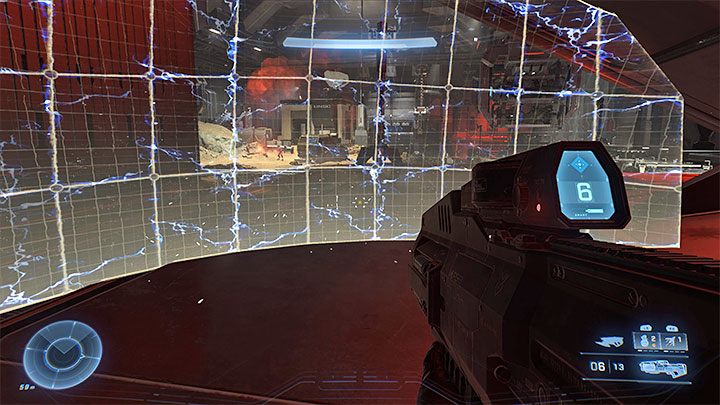 Po rozpoczęciu walk możecie bronić się w jednym miejscu w hangarze lub więcej przemieszczać się - Halo Infinite: Gmach Rozrachunku - solucja, opis przejścia - Halo Infinite - poradnik do gry